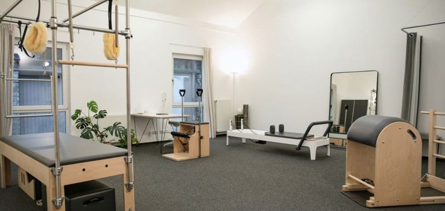 Vorhandene Trainingsgeräte im Pilates Studio Köln (Reformer, Cadillac, Ladder Barrel und Chair) in meinem Pilates Studio
