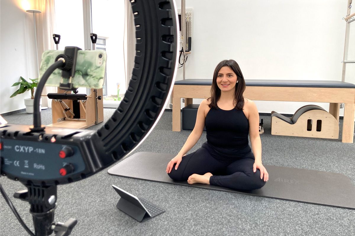 Valeria Perrelli zusammen mit Teilnehmern ihres Online Pilates