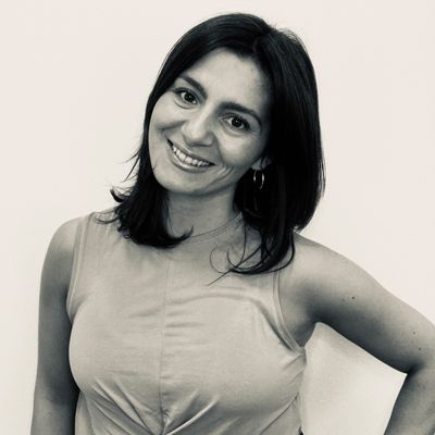 Valeria Perrellis Porträt  lächelnd schwarz weiß