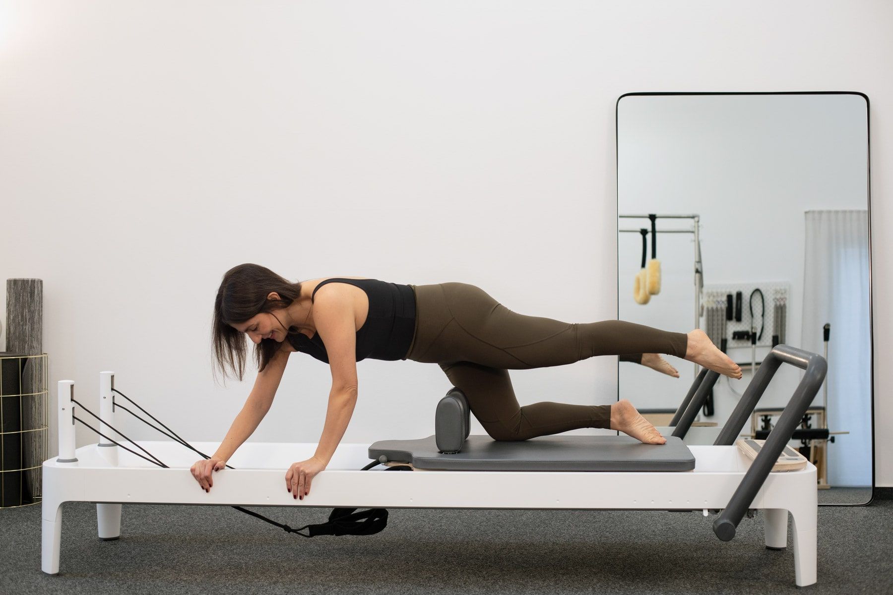 Valeria performt die Übung Reverse Abdominals auf dem Reformer