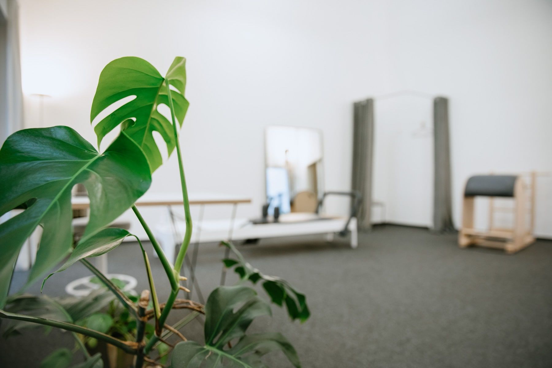 Luftiger Raum Pilates Studio in Koeln