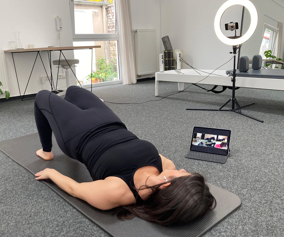 Mit meinem Online Pilates Training kannst du ganz bequem von Zuhause aus mitmachen